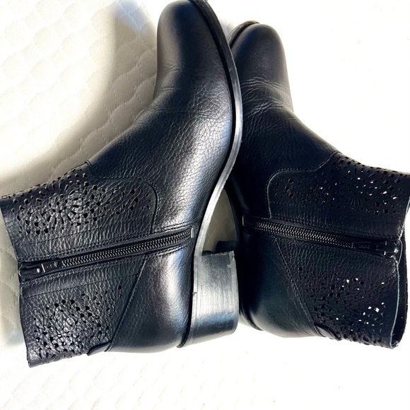 Vionic Luciana Black Perforated Leather Ankle Boots Size 6.5 - Picture 3 of 7